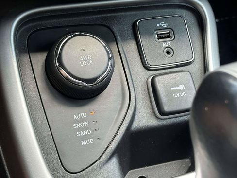 Used 2018 Jeep Compass Latitude AWD/4WD image 18