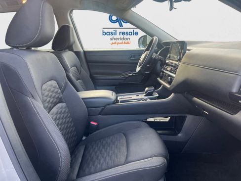 Used 2024 Nissan Pathfinder SV w/ SV Premium Package image 18