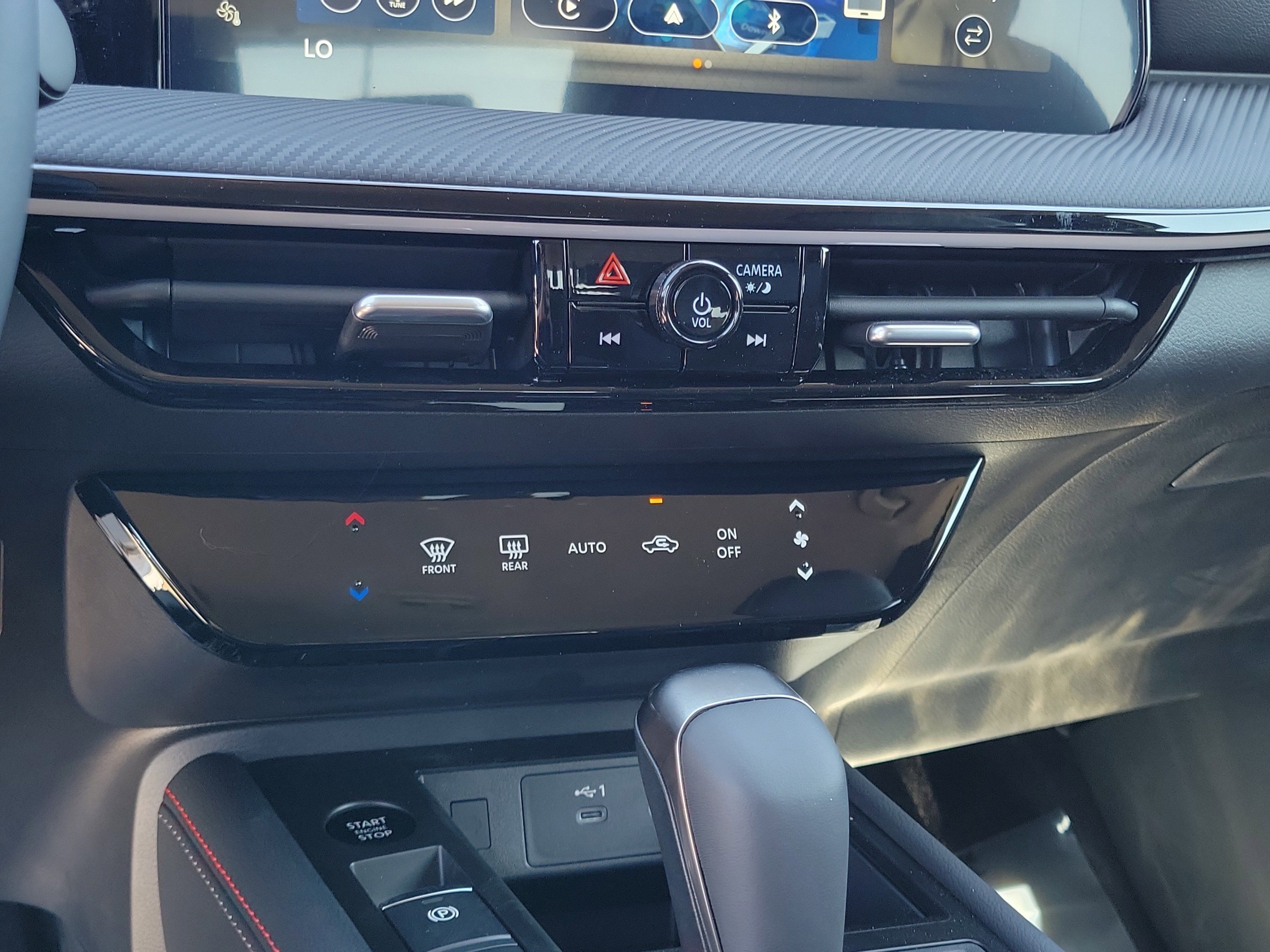 Used 2025 Nissan Kicks SR AWD/4WD image 28