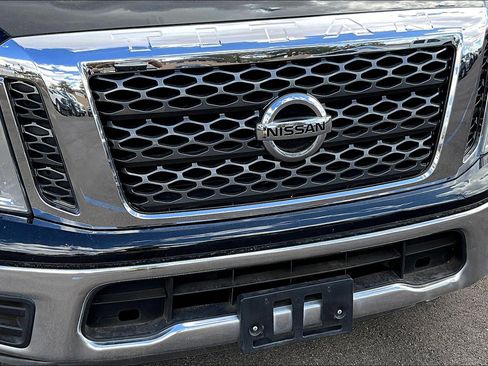 Used 2017 Nissan Titan SV image 28