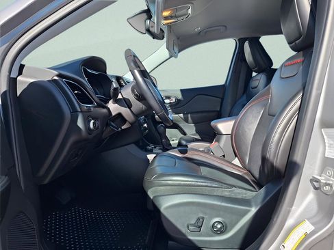 Used 2019 Jeep Cherokee Trailhawk image 11