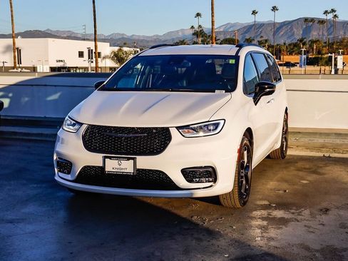 New 2026 Chrysler Pacifica Select w/ S Appearance Package image 4