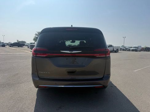 Used 2023 Chrysler Pacifica Touring-L FWD image 4