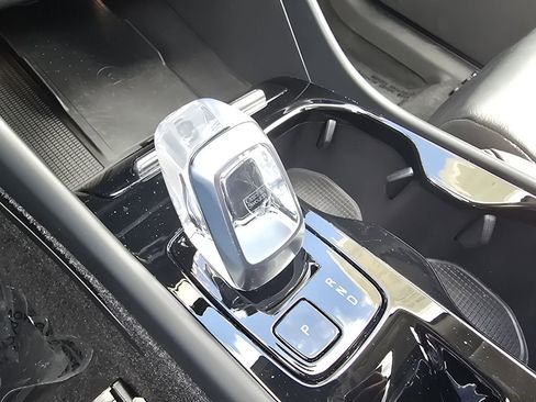 Certified 2023 Volvo XC40 B5 Plus w/ Protection Package Premier image 30