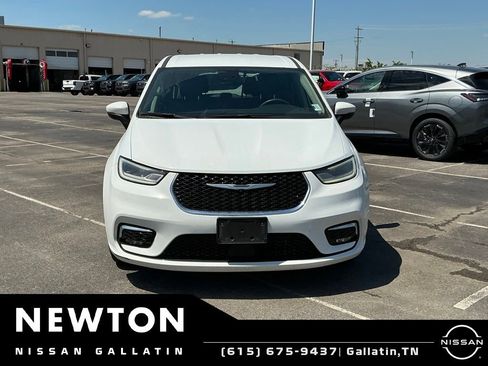 Used 2023 Chrysler Pacifica Touring-L FWD image 3