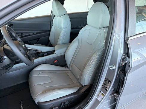 Used 2025 Hyundai Elantra Limited image 19