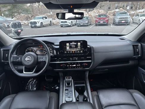 Used 2025 Nissan Pathfinder SL image 18