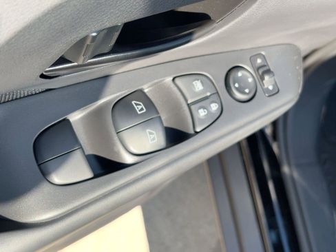 New 2025 Nissan Kicks Play S image 13