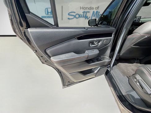 Used 2025 Honda Pilot TrailSport image 25