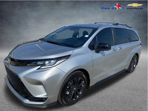 Used 2025 Toyota Sienna XSE FWD image 1