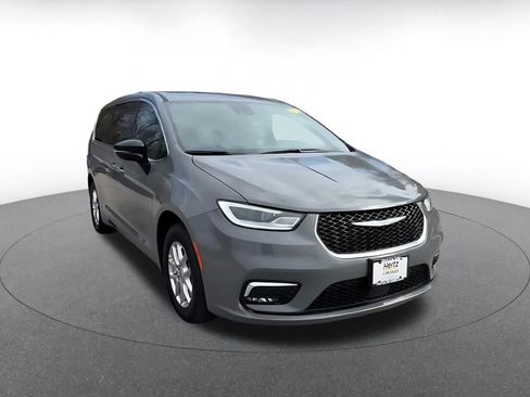 Used 2025 Chrysler Pacifica Select image 3