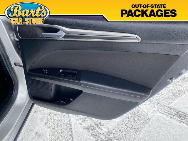 Used 2017 Ford Fusion SE w/ Equipment Group 201A FWD image 9