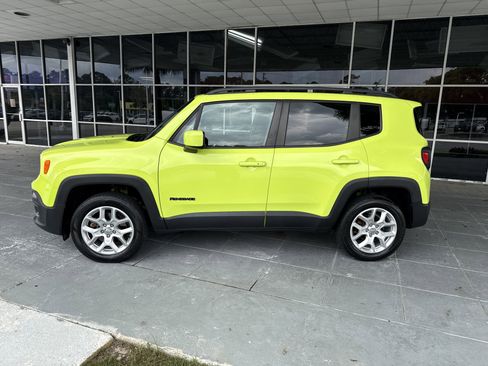 Used 2017 Jeep Renegade Latitude w/ Cold Weather Group AWD/4WD image 6