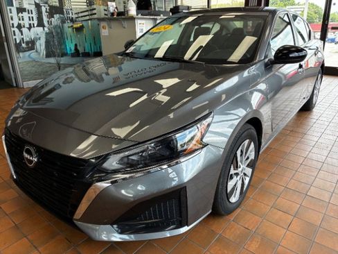 Used 2024 Nissan Altima 2.5 S FWD image 8
