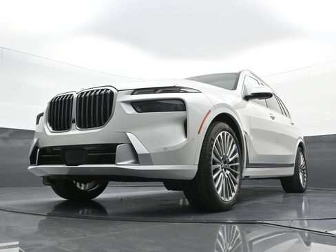 Used 2025 BMW X7 xDrive40i w/ Executive Package AWD/4WD image 24