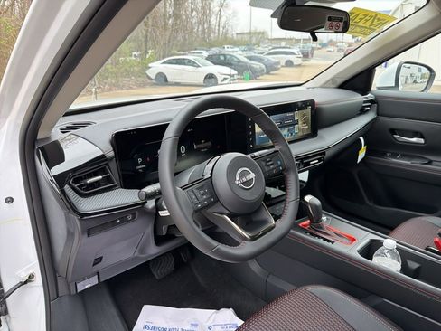 Used 2025 Nissan Kicks SR FWD image 15