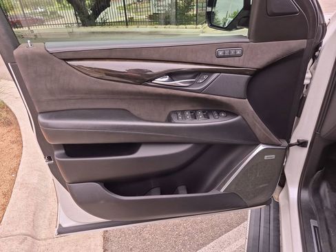 Used 2018 Cadillac Escalade Platinum AWD/4WD image 16