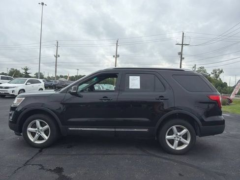Used 2017 Ford Explorer XLT w/ Equipment Group 202A AWD/4WD image 4