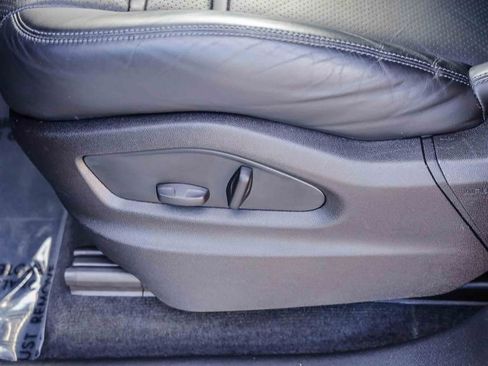 Used 2023 Porsche Cayenne Platinum Edition image 26