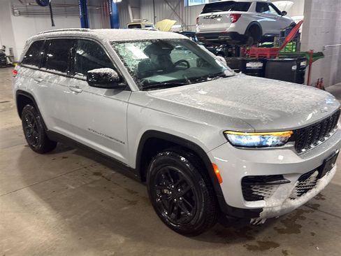 Used 2024 Jeep Grand Cherokee Laredo image 4