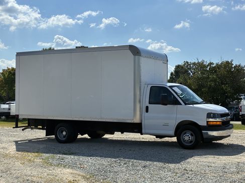 Used 2024 Chevrolet Express 4500 Extended w/ Power Convenience Package RWD image 9