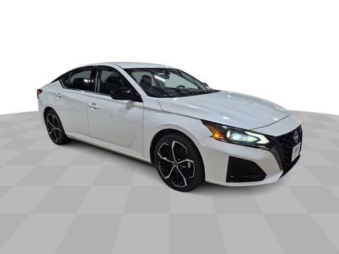 Used 2024 Nissan Altima 2.5 SR FWD image 2