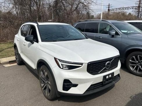 Used 2023 Volvo XC40 B5 Plus w/ Protection Package Premier AWD/4WD image 1