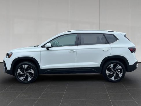 Used 2026 Volkswagen Taos SE AWD/4WD image 2