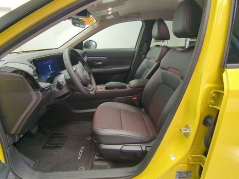 Used 2025 Nissan Kicks SR image 11