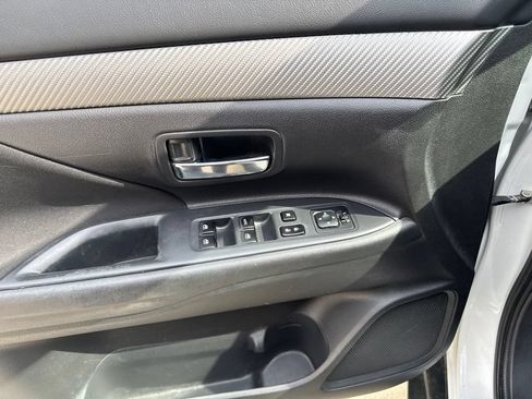 Used 2018 Mitsubishi Outlander ES FWD image 12
