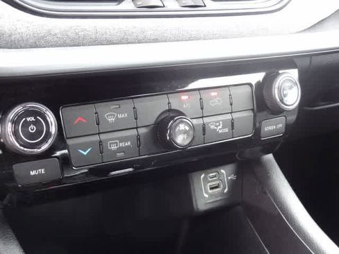 Used 2024 Jeep Compass Latitude AWD/4WD image 28