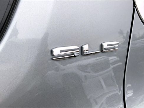 Used 2023 GMC Acadia SLE w/ Driver Convenience Package image 8