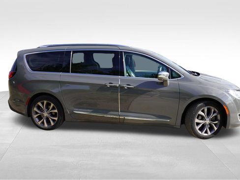 Used 2020 Chrysler Pacifica Limited w/ Tire & Wheel Group FWD image 2