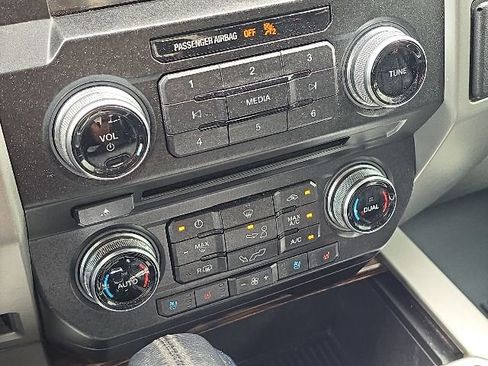 Used 2018 Ford F150 Lariat w/ Equipment Group 502A Luxury AWD/4WD image 34