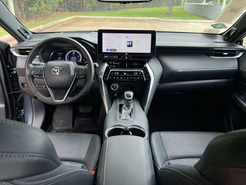 Used 2023 Toyota Venza Limited image 19