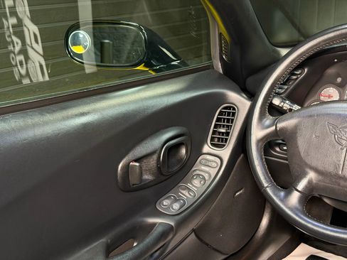 Used 2004 Chevrolet Corvette Convertible w/ Preferred Equipment Group image 18