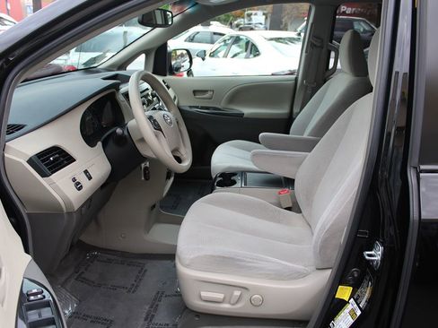 Used 2012 Toyota Sienna LE image 19