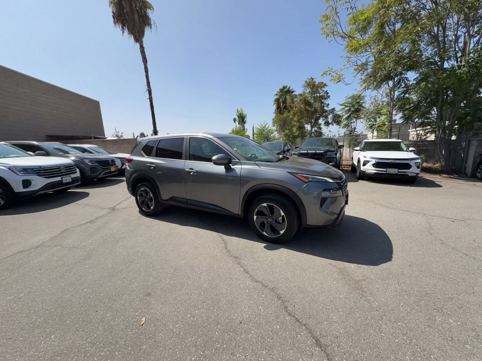Used 2025 Nissan Rogue SV FWD image 2