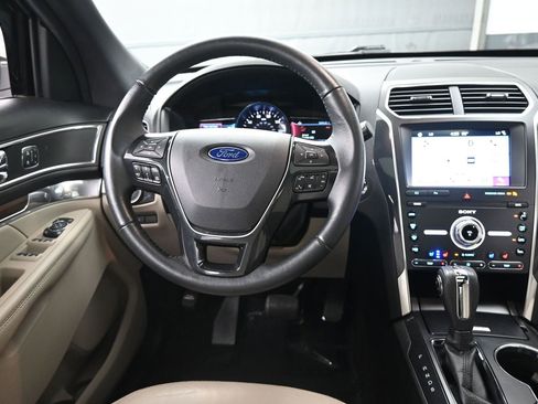 Used 2019 Ford Explorer Limited w/ Ford Safe & Smart Package FWD image 12