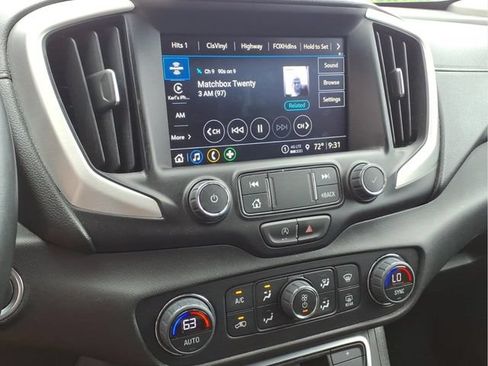 Used 2024 GMC Terrain SLT AWD/4WD image 9