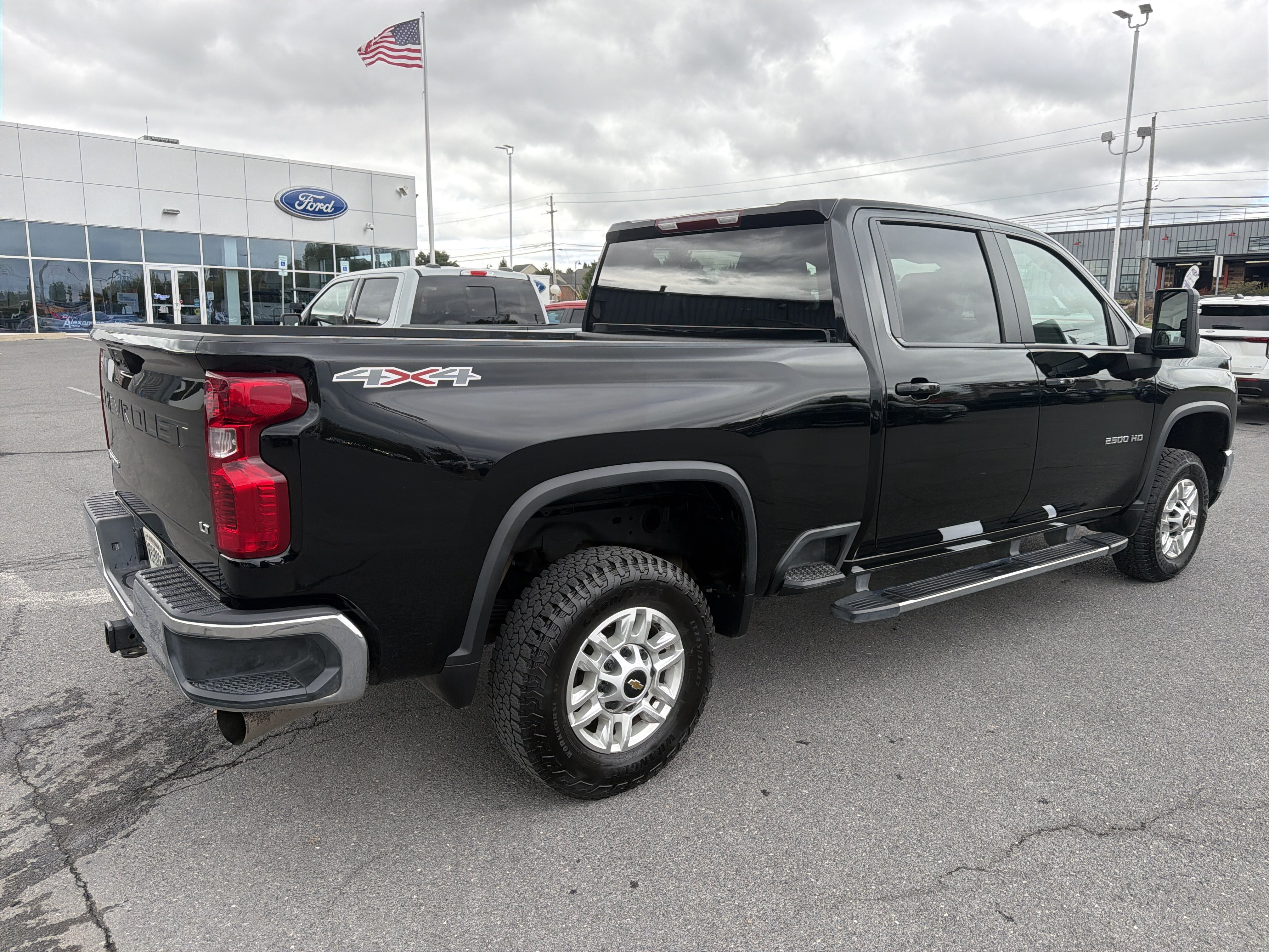 Used 2025 Chevrolet Silverado 2500 LT w/ Convenience Package AWD/4WD image 4