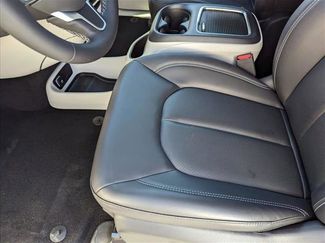 Used 2023 Chrysler Pacifica Touring-L video 4