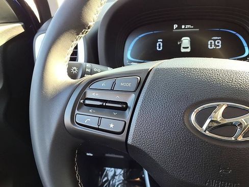 Used 2024 Hyundai Venue Limited FWD image 30