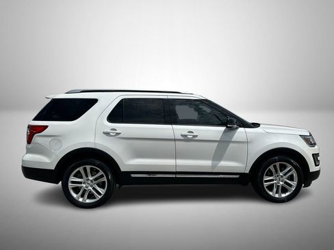 Used 2017 Ford Explorer XLT w/ Equipment Group 202A FWD image 5