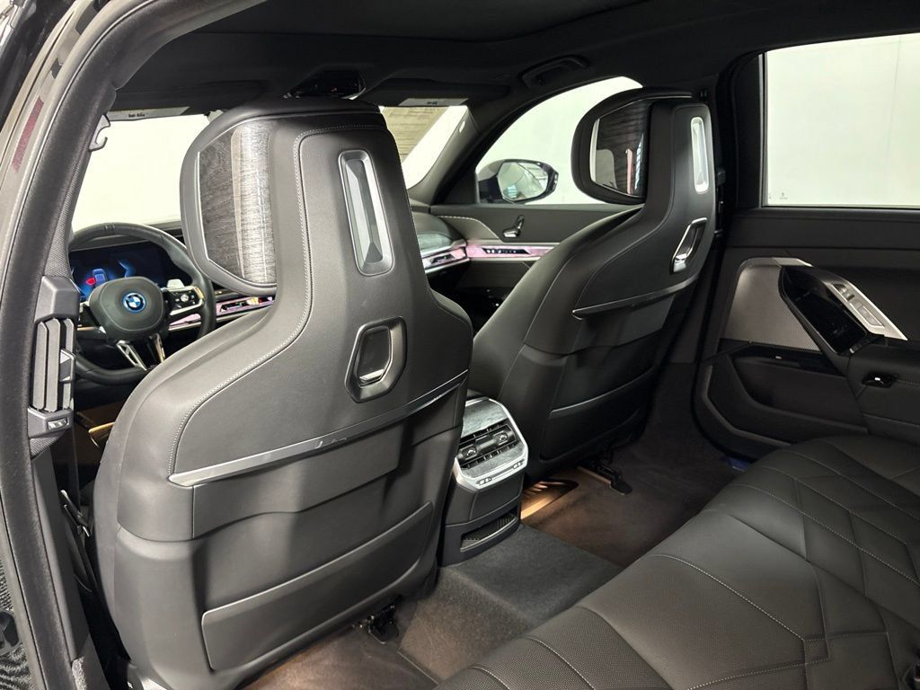 Certified 2025 BMW 750e xDrive AWD/4WD image 31