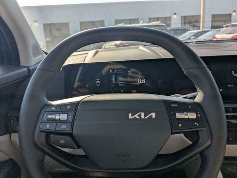 Used 2025 Kia Seltos EX FWD image 24