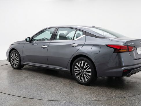 Used 2025 Nissan Altima 2.5 SV FWD image 6