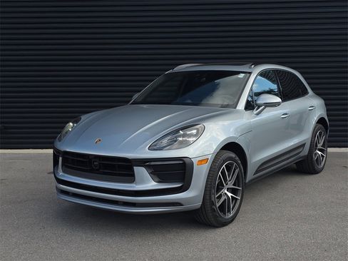 Used 2025 Porsche Macan image 1
