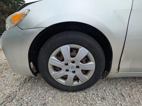 Used 2010 Toyota Camry LE FWD image 11