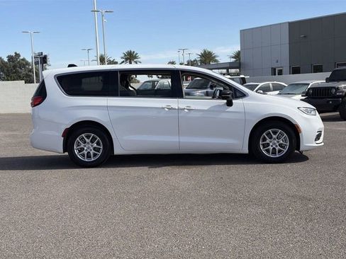 Used 2024 Chrysler Pacifica Touring-L image 4